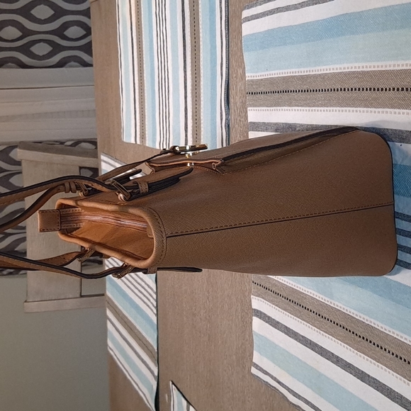 MICHAEL KORS JET SET POCKET TOTES - Picture 3 of 8